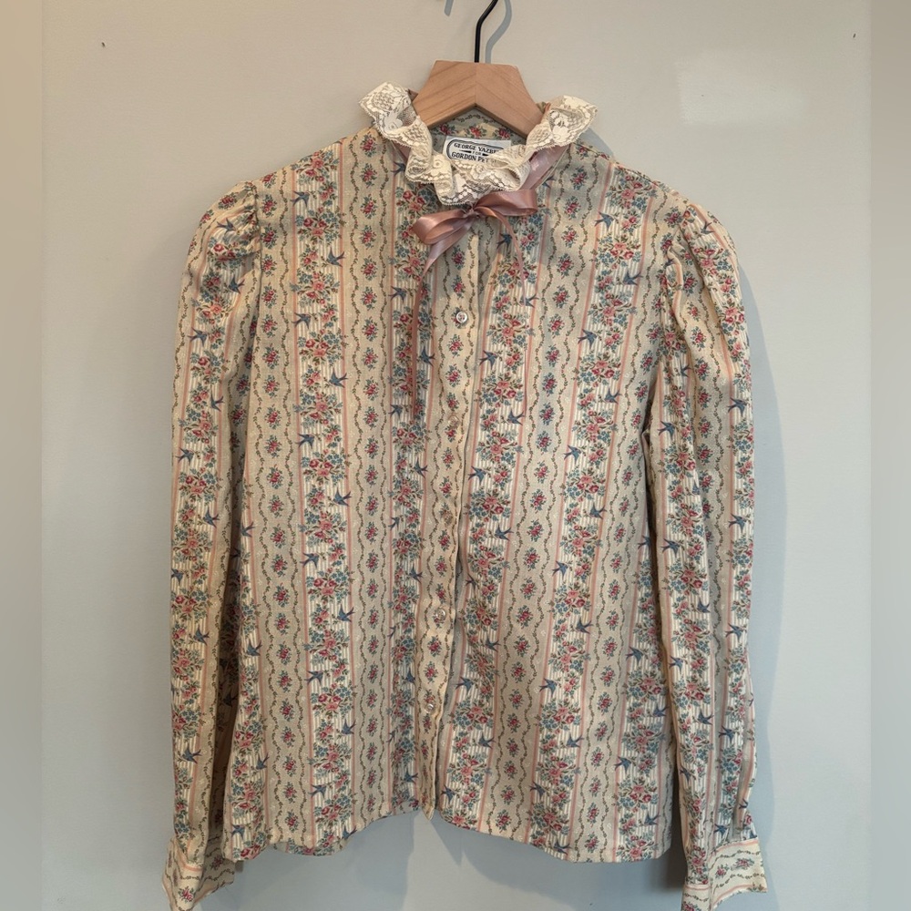 Vintage Floral Patterned Blouse with Lace Collar Romantic Valentine’s Day Outfit